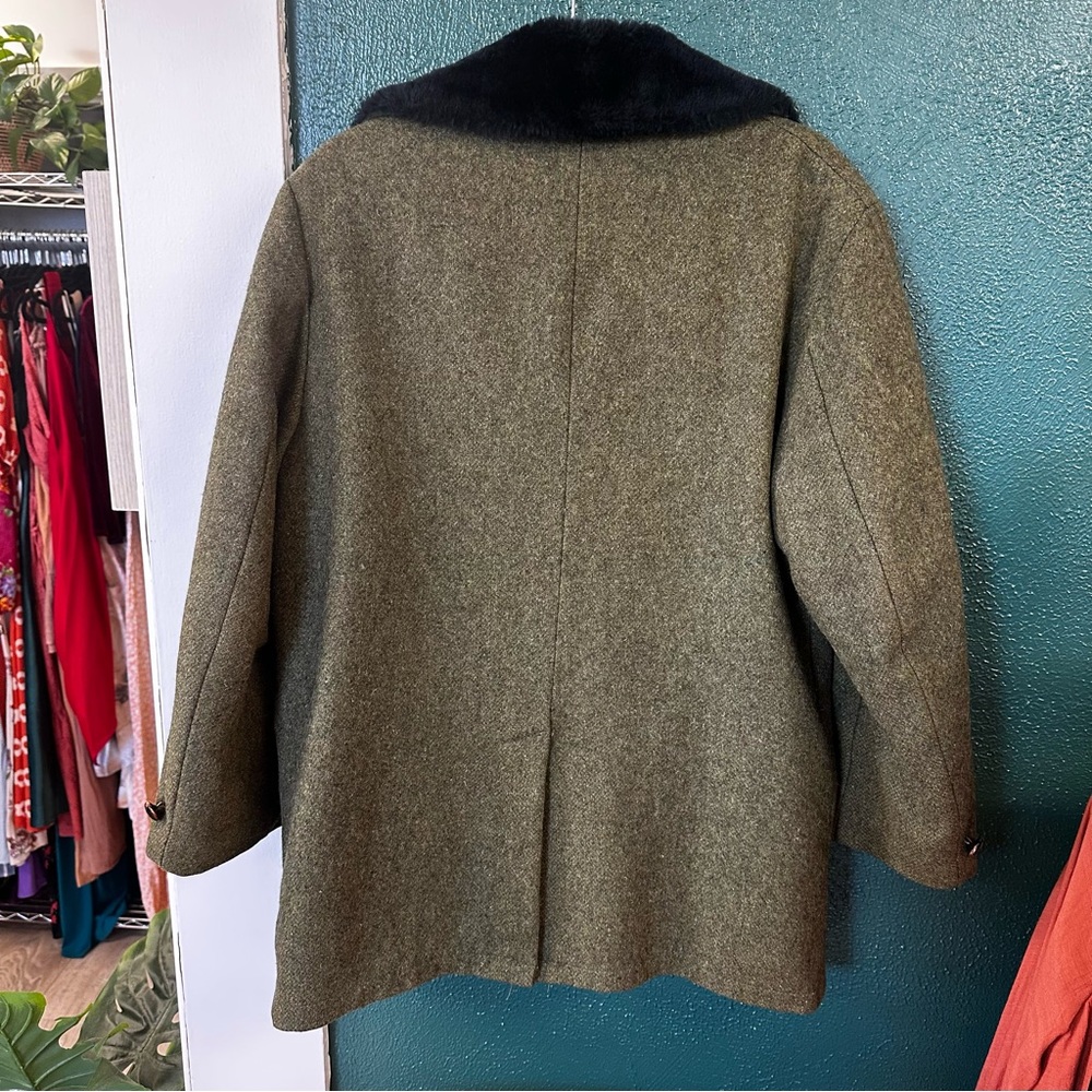 Vintage Olive Green Coat with Black Collar - Picture 4 of 9